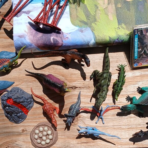 Dinosaur Play Set with Large Mat and Figurines - Picture 4 of 12